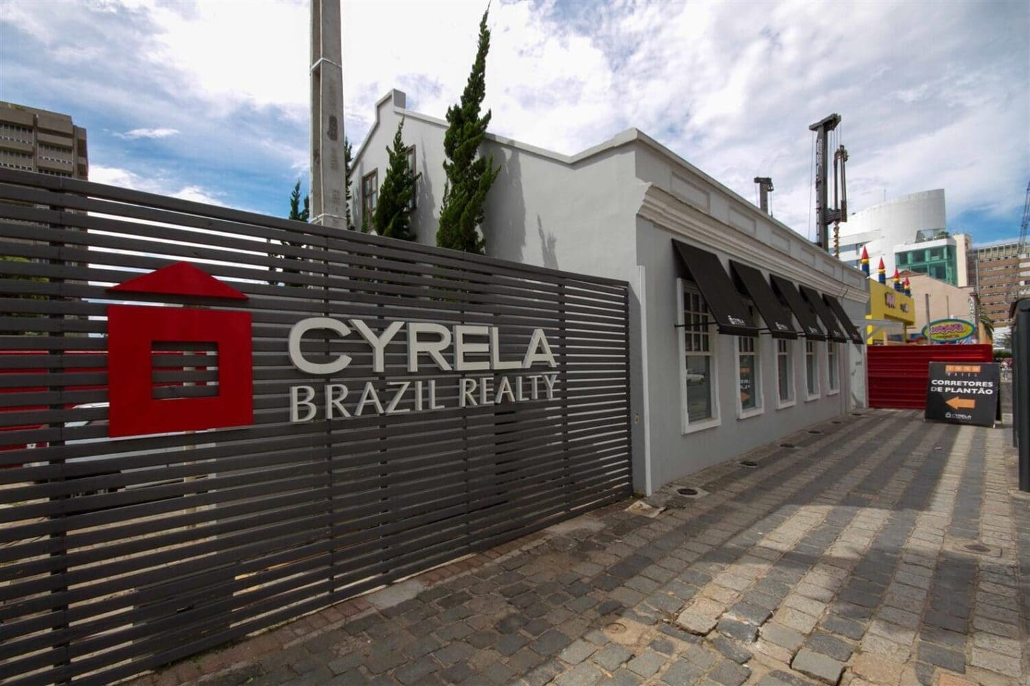 O que é a Cyrela e Como a Gigante da Construção Ganha Dinheiro?